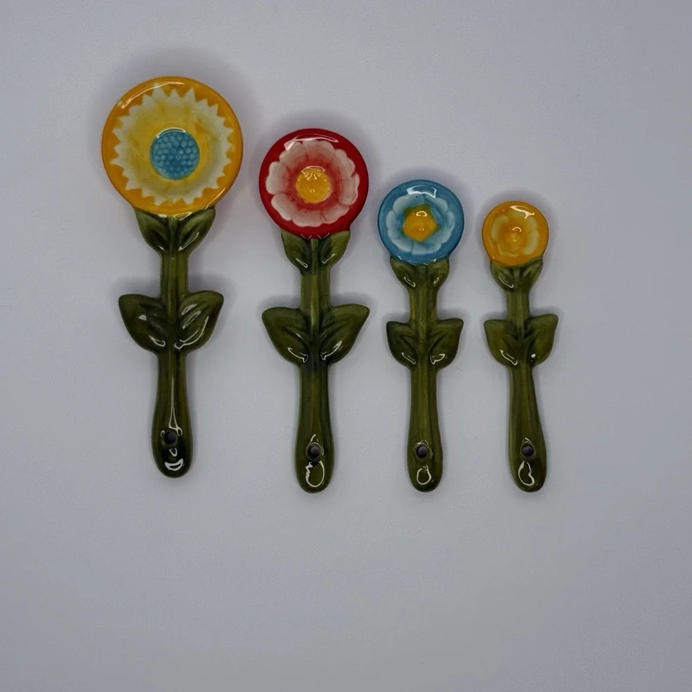 Temp-tations By Tara Gingham Gardens Measuring Spoon Holder and Spoons Ceramic